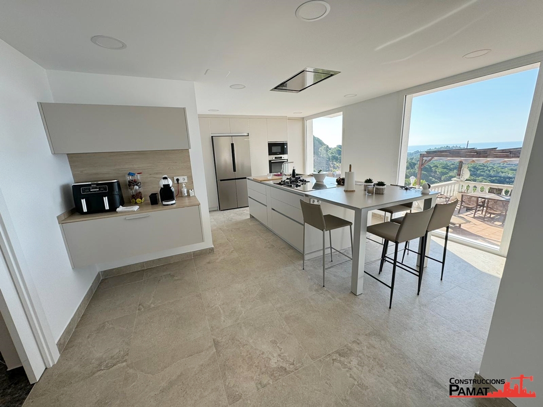 CUINES, BAÑOS, HABITACIONS I MOLT MÉS